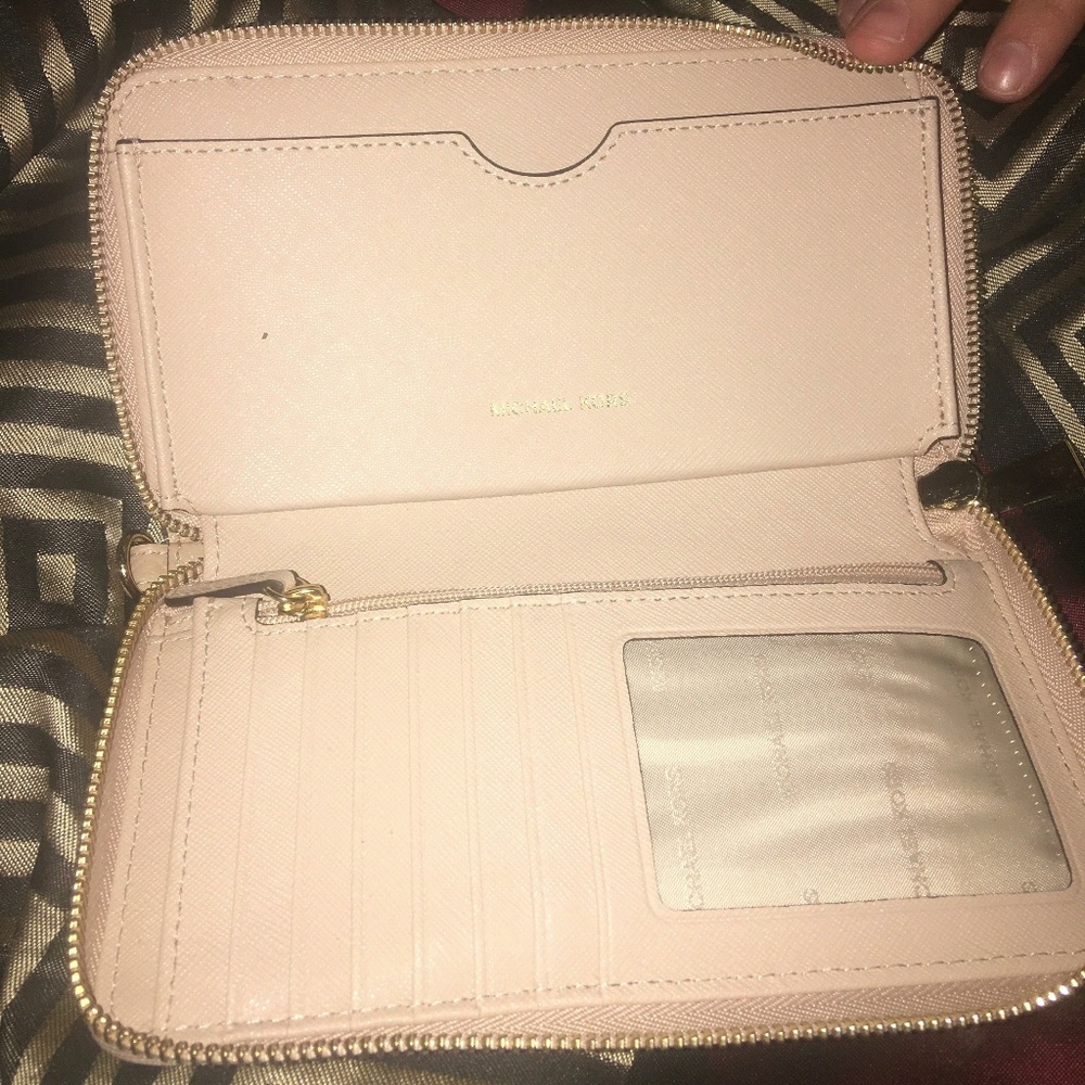 Michael Kors wallet - Picture 2 of 2